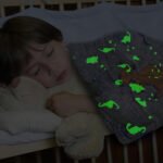 Manta Frazada Luminosa Soft Brilla En Oscuridad 1 1/2 Plaza Color Dino Diseño De La Tela Estampado - Imagen 3