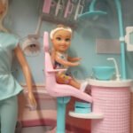 Muñeca Dentista Tiny 30cm Articulada Con Accesorios - Imagen 4